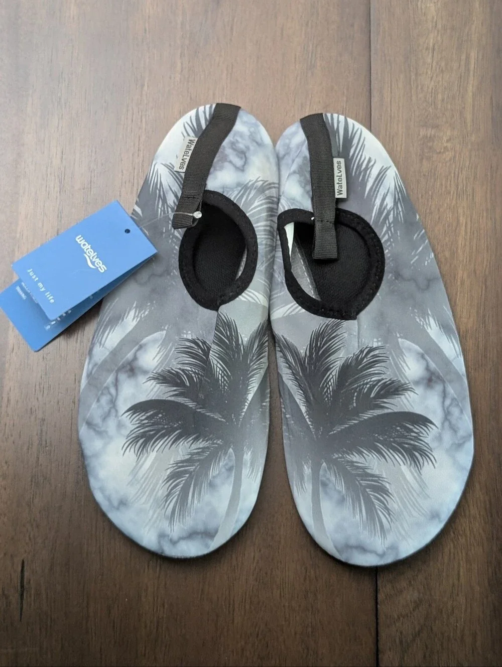 NWT Men’s Gray Palm-Print Water Shoes, Size 42/43